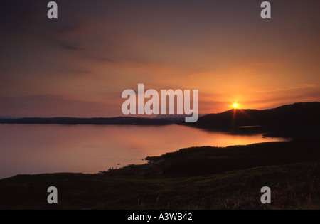Sonnenuntergang über der Insel Skye in Schottland mit der Black Cuillin Berge und die orange sunset reflektiert Meer Stockfoto