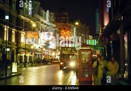 Eine Nachtaufnahme der Shaftesbury Avenue in London s West End Theatre district Stockfoto