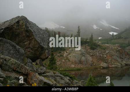 Nebel rollt ein Bergsee in den Rocky Mountains in Colorado, USA. Stockfoto