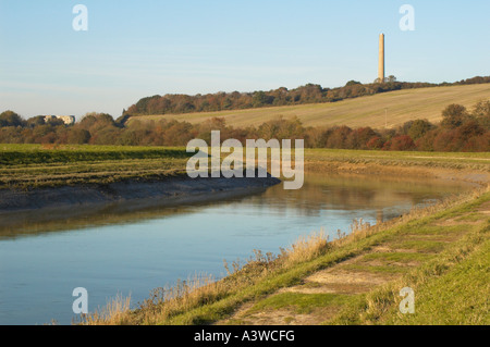 Der Fluss schlängelt sich Adur, Shoreham. Der Schornstein von der nun verlassenen Zementwerke ist im Hintergrund sichtbar. Stockfoto