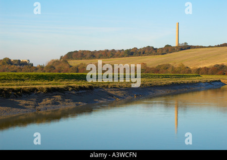 Der Fluss schlängelt sich Adur, Shoreham. Der Schornstein von der nun verlassenen Zementwerke ist im Hintergrund sichtbar. Stockfoto