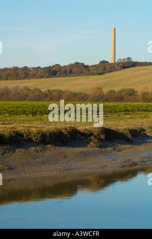 Der Fluss schlängelt sich Adur, Shoreham. Der Schornstein von der nun verlassenen Zementwerke ist im Hintergrund sichtbar. Stockfoto