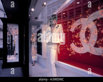 Chanel zu speichern, zu Weihnachten, Avenue Montaigne, Paris 8, Frankreich. Stockfoto