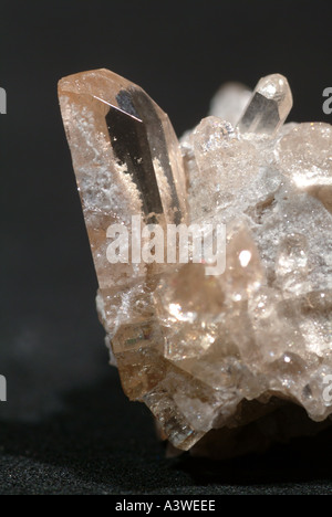 Mineral Topas, rosa getönten klaren Kristallen Stockfoto