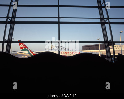 Kenya Airways Flugzeug warten am Gate am Flughafen Schiphol. Stockfoto