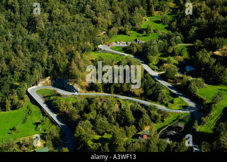 Geiranger Road - gewundene Straße das Tal hinauf von Geiranger nach Dalsnibba Mehr Og Romsdal Norwegen Europa Stockfoto