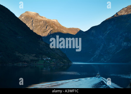 Kleines Boot verlassen Geiranger in den frühen Morgenstunden Geirangerfjord mehr Og Romsdal Norwegen EU Europa Stockfoto