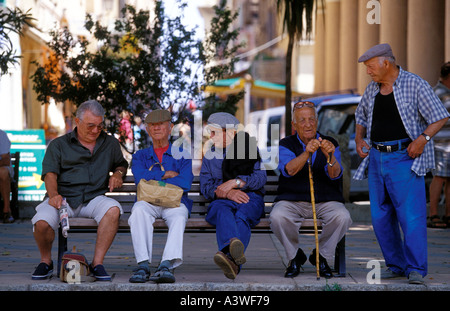 Alte Menschen sitzen auf einer Bank am ich Lle Rousse Korsika Frankreich Stockfoto