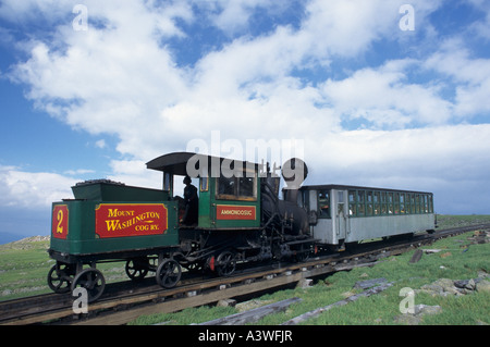 MOUNT WASHINGTON COG RAILWAY ZUG KLETTERN AN DIE SPITZE DES ZUGES, MOUNT WASHINGTON, DER HÖCHSTE BERG IN NEW HAMPSHIRE. SOMMER. Stockfoto