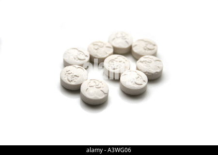 Ecstasy-Tabletten oder Pillen (Methylendioxymethamphetamin) isoliert auf einem weißen Studio-Hintergrund. Stockfoto