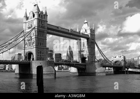 Schwarze und weiße Tower Bridge mit in seinen Türmen ist die Stadt London gerahmt Stockfoto