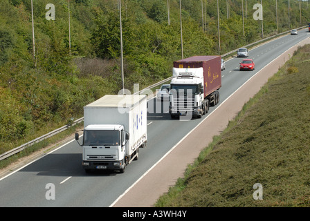 LKW und Autos fahren auf einer Schnellstraße in Großbritannien Stockfoto