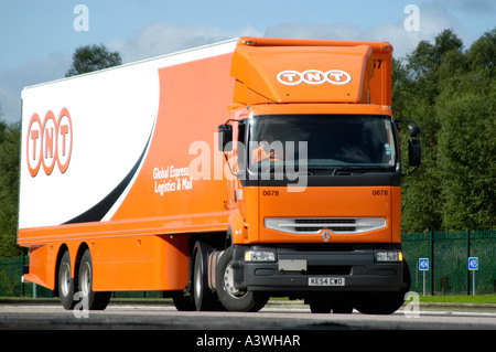 Renault 370 artikuliert LKW in TNT Kurier Lackierung im Vereinigten Königreich Stockfoto