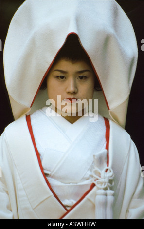 Japanische Braut tragen Kimonos für die traditionelle weiße Hochzeit und Braut Haube an Meiji Shinto-Schrein, Yoyogi Park, Harajuku, Tokio Stockfoto