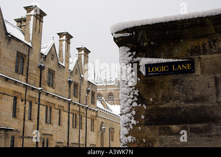 Blick auf [Merton College] im Winterschnee von Ecke 'Logik Lane' und [Merton Straße], Oxford, Oxfordshire, England, UK Stockfoto