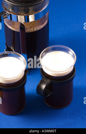 Schwimmend auf Kaffee im Glas Becher Sahne Stockfoto