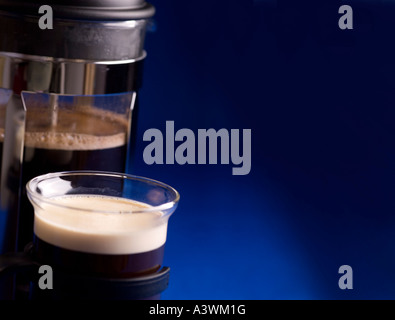 Schwimmend auf Kaffee im Glas Becher Sahne Stockfoto
