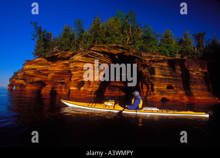 Ein Kajakfahrer Meer am Lake Superior am Meer Höhlen auf der Insel der Teufel im Apostel Islands National Lakeshore nahe Bayfield Wis Stockfoto