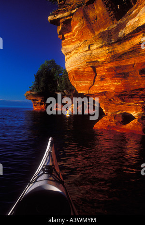 Meer Kajakfahrer erkunden auf Devils Insel im Apostel Islands National Lakeshore nahe Bayfield Wis die Sandstein-Klippen und Höhlen Stockfoto