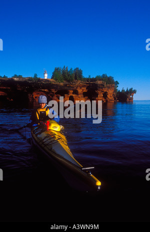 Meer Kajakfahrer erkunden die Meereshöhlen auf Teufel-Insel in der Apostel Islands National Lakeshore nahe Bayfield Wis Stockfoto