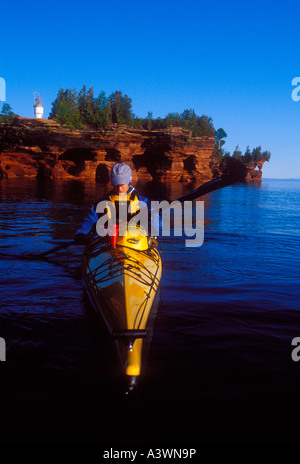 Meer Kajakfahrer erkunden die Meereshöhlen auf Teufel-Insel in der Apostel Islands National Lakeshore nahe Bayfield Wis Stockfoto