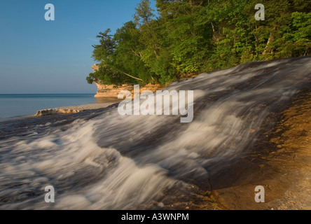 Kapelle Bach stürzt in Lake Superior in dargestellter Felsen-Staatsangehöriger Lakeshore nahe Munising Michigan Stockfoto