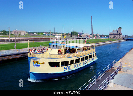 EIN AUSFLUGSSCHIFF FÄHRT AUS DER SOO LOCKS AUF DEM ST. MARYS RIVER UND LAKE SUPERIOR IN SAULT STE MARIE MICHIGAN Stockfoto