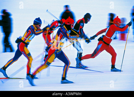 Skifahrer am Noquemanon Ski Marathon sind verschwommen der Bewegung, das Rennen in Ishpeming Michigan beginnen Stockfoto