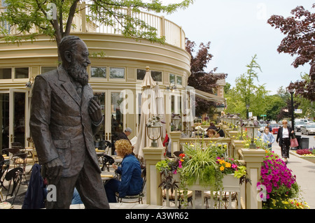 Kanada Ontario Niagara auf dem See Shaw Café und Weinbar Bronze Statue von Shaw Außenterrasse Stockfoto