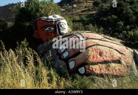 als eine groteske Figur gemalt Felsen in der Nähe von Orgosolo Sardinien Italien Stockfoto