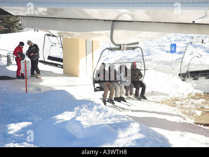 Skifahrer, fangen die Sesselbahn in Villeneuve Serre Chevalier-Frankreich Stockfoto