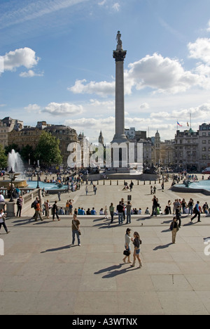 Trafalgar Square Brunnen Nelsons Column und Blick auf Big Ben, Whitehall London England Großbritannien Stockfoto