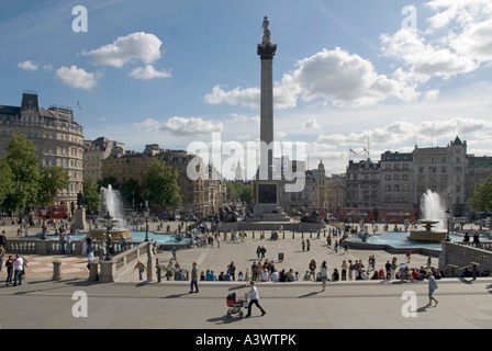 Trafalgar Square hohen Fontänen Nelsons Column und Blick auf Big Ben, Whitehall iconic London vista England Großbritannien Stockfoto