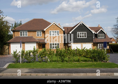 Auffahrt zum Paar teure Immobilien Neubau Einfamilienhaus & integrierte Garage Entwicklung ersetzt das alte Dorf Ferienhaus wohnungen Essex England Großbritannien Stockfoto