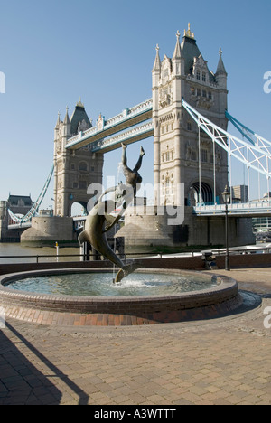 Dolphin & Mädchen Skulptur von David Wynne Wasserspiele & Brunnen Themse Riverside Promenade Tower Bridge Tower Hamlets East London England Großbritannien Stockfoto