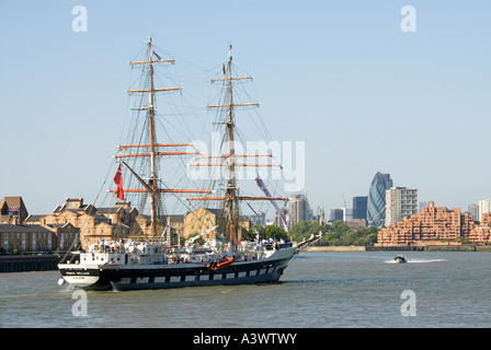Die hohen Schiffe Jugend Vertrauen Prinz William Segeln auf der Themse in Richtung Stadt von London Stockfoto