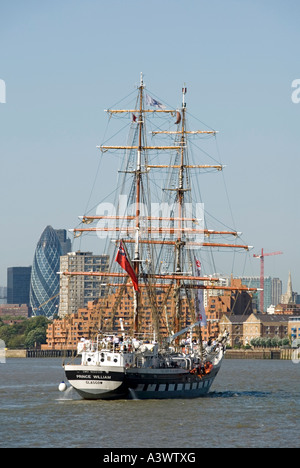 Die hohen Schiffe Jugend Vertrauen Prinz William Segeln auf der Themse in Richtung Stadt von London enthält Gherkin Bürogebäude Stockfoto