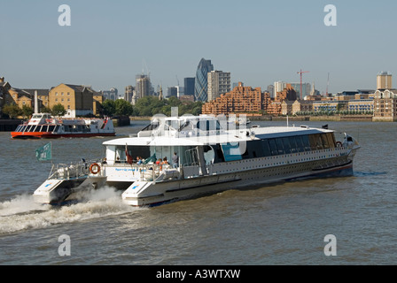 Thames Clipper Katamaran River Boat commuter & Tourismus Service auf die Themse und Canary Wharf in Richtung Stadt Skyline von London England Großbritannien Stockfoto