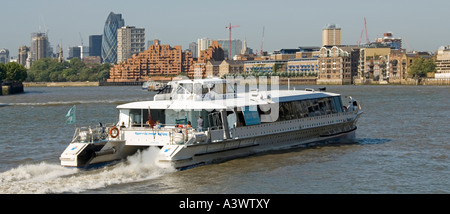 Thames Clipper Katamaran River Boat commuter & Tourismus Service auf die Themse und Canary Wharf in Richtung Stadt Skyline von London England Großbritannien Stockfoto