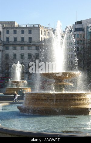 Am frühen Morgen auf dem Trafalgar Square mit Tourismus Brunnen Wasser Funktion angezeigt, bevor die Massen Ankommen & läuft mit voller Bauhöhe in der Nähe London England England Stockfoto