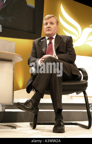 Charles Kennedy Lib Dem Führer mp bei Partei-Konferenz 2004 Rede sitzen orating Stockfoto