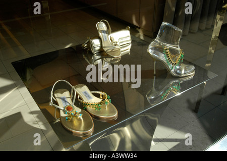 Designer-Schuhe von Jimmy Choo in Schaufenster New Bond Street, London England UK Stockfoto