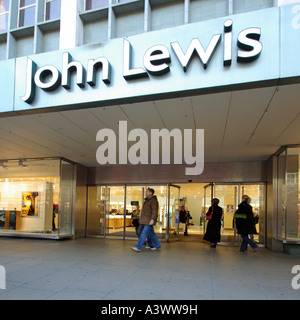 Shopping street scene Käufer an John Lewis Einzelhandel Kaufhaus Haupteingangstüre Zeichen über die Oxford Street West End London England Großbritannien Stockfoto