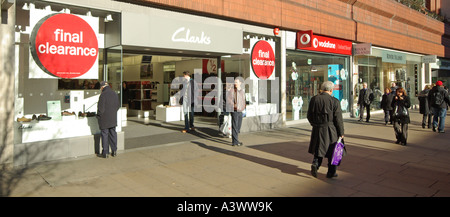 Läden auf der Oxford Street Schaufenster und Eingang schließt Clarks Schuhe Flussinsel und Vodafone shops Stockfoto