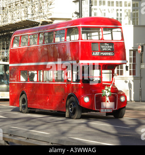 Pensionierte roten Doppeldeckerbus Routemaster London Bus & Fahrer gemietet für Just married Hochzeit besondere Anlässe mit Blumenstrauß auf dem West End England Großbritannien Stockfoto