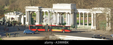 Kurvenreich Bus vorbei an den Bogen und Spalten des Hyde Park Corner Bildschirm London England UK Stockfoto