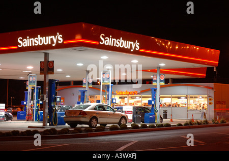 Sainsburys Tankstelle bei Nacht Stockfoto