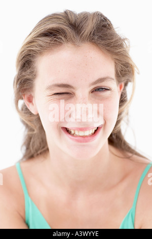 Eine junge Frau lächelt in die Kamera Stockfoto