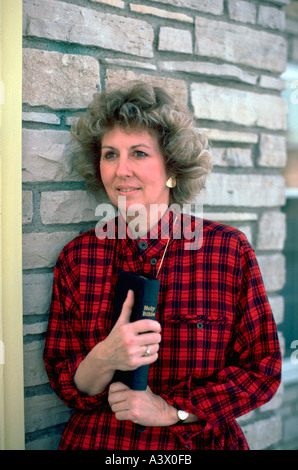 Frau 45 Jahre Holding Bibel. Minneapolis Minnesota USA Stockfoto