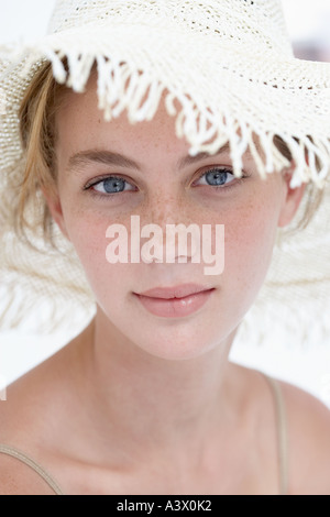 Eine junge Frau in die Kamera schaut Stockfoto